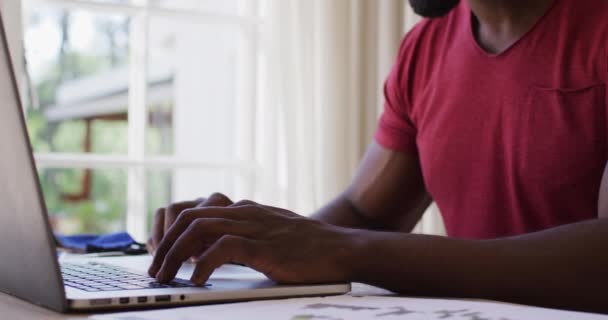 Африканский Американец Держит Ручку Помощью Ноутбука Сидя Дома Столе Социальное — стоковое видео