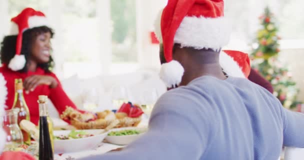 Porträt Eines Afrikanisch Amerikanischen Mannes Mit Weihnachtsmütze Der Lächelnd Esstisch — Stockvideo