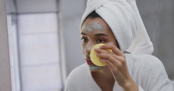 Gemischte Rasse Frau Entfernt Gesichtsmaske Badezimmer Trägt Bademantel Qualitätszeit Hause — Stockvideo