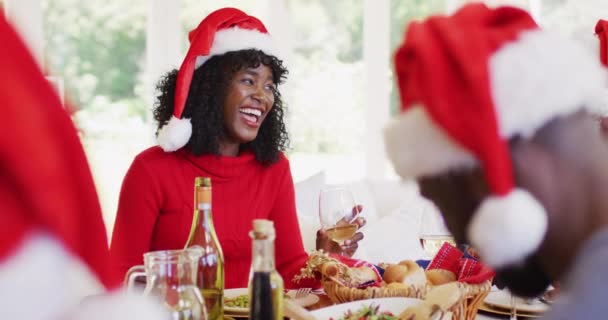 Africano Americano Senior Hombre Joven Mujer Santa Sombreros Hablando Sonriendo — Vídeos de Stock