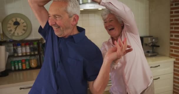 Idősebb Fehér Pár Akik Lassított Felvételen Táncolnak Konyhában Élvezze Otthon — Stock videók