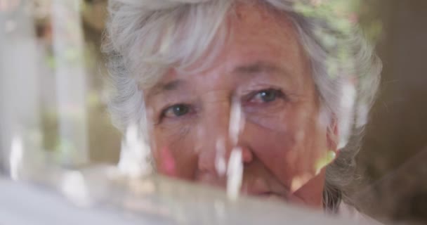 Θλιβερή Ηλικιωμένη Καυκάσια Γυναίκα Που Κοιτάζει Από Παράθυρο Αργή Κίνηση — Αρχείο Βίντεο