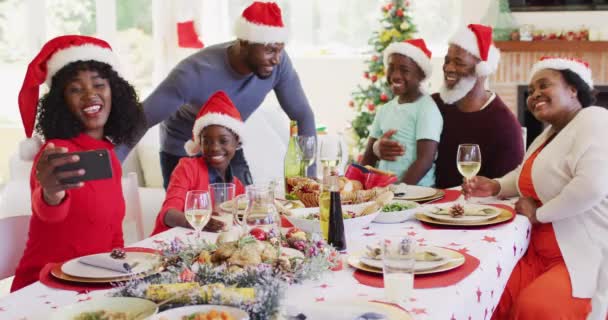 Eine Afroamerikanische Familie Mit Weihnachtsmannhüten Macht Ein Selfie Auf Dem — Stockvideo