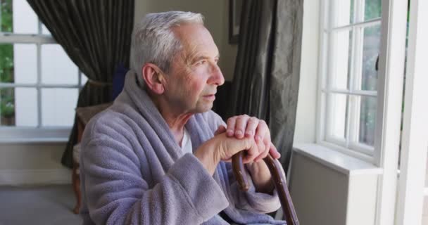 Triste Homme Caucasien Âgé Portant Peignoir Assis Par Fenêtre Appuyé — Video