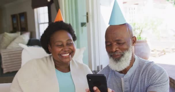 Gelukkig Senior Afrikaans Amerikaans Koppel Het Dragen Van Feestmutsen Het — Stockvideo