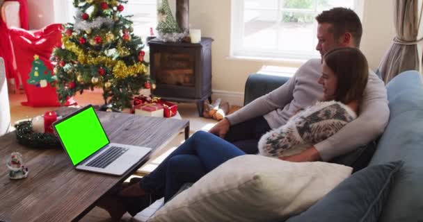 Evdeki Kanepede Oturan Yeşil Ekranlı Dizüstü Bilgisayara Bakan Beyaz Bir — Stok video