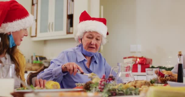 Kafkasyalı Son Sınıf Öğrencisi Boynunda Noel Baba Şapkası Maskesiyle Yemek — Stok video