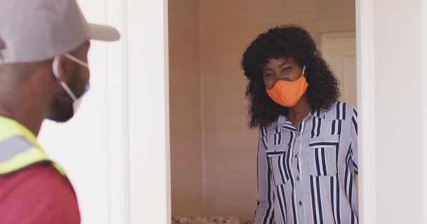 Livraison Homme Portant Masque Facial Livraison Paquet Femme Afro Américaine — Video