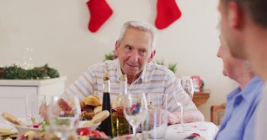 Kafkas kıdemli bir adam yemek masasında oturmuş, Noel 'de evde yemeğin tadını çıkarırken konuşuyor. Noel kutlaması geleneği