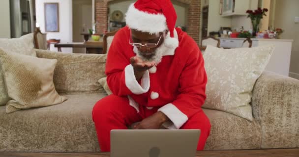 Älterer Mann Zur Weihnachtszeit Weihnachtsmannkostüm Pustet Küsse Winkt Nutzt Laptop — Stockvideo