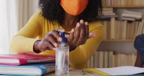 Mãe Filha Afro Americana Usando Máscara Facial Higienizando Mãos Casa — Vídeo de Stock