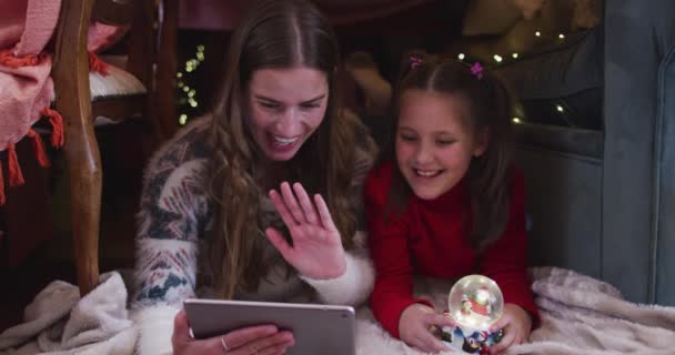 Kavkazská Matka Dcera Mávají Během Vánočních Vánočních Svátků Digitálním Tabletu — Stock video