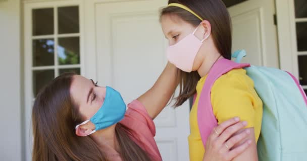 얼굴에 마스크를 밖에서 어머니 코로나 바이러스가 유행하는 사회적 조치가 중단되다 — 비디오