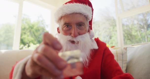 Portrét Staršího Bělocha Vánocích Kostýmu Santa Clause Ukazující Dárek Mávající — Stock video