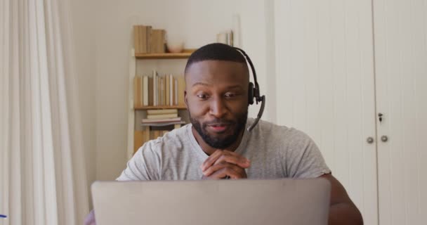 Homme Afro Américain Utilisant Casque Téléphone Avoir Chat Vidéo Sur — Video