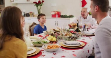 Kafkasyalı bir aile yemek masasında oturup Noel 'de evde yemeğin tadını çıkarıyor. Noel kutlaması geleneği