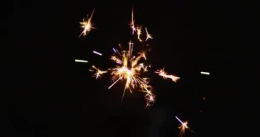 Aydınlık parti maytapları siyah arka planda parlıyor. Yılbaşı partisi şenlik kutlaması konsepti dijital olarak oluşturuldu.