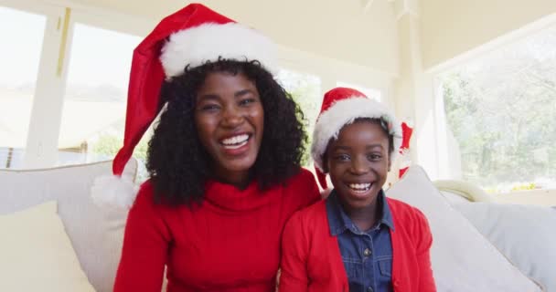 Mãe Filha Afro Americana Sorrindo Acenando Usando Chapéus Papai Noel — Vídeo de Stock