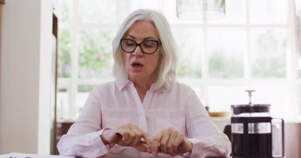 Ritratto Donna Anziana Con Gli Occhiali Che Parla Guardando Macchina — Video Stock