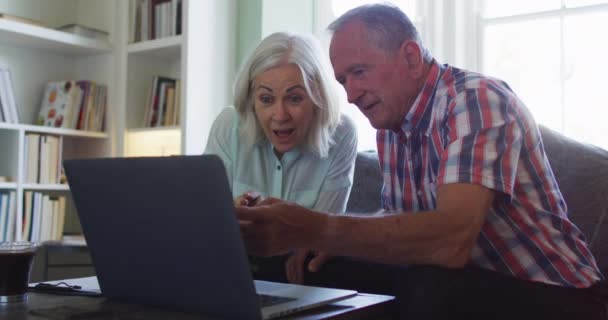 Oudere Paar Met Laptop Met Behulp Van Rekenmachine Het Controleren — Stockvideo