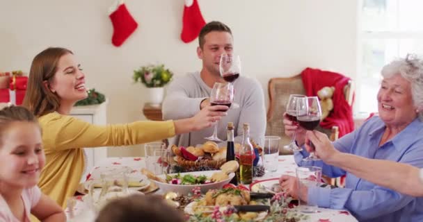 Kaukasische Familie Prostet Während Sie Esstisch Sitzt Gemeinsames Mittagessen Weihnachten — Stockvideo