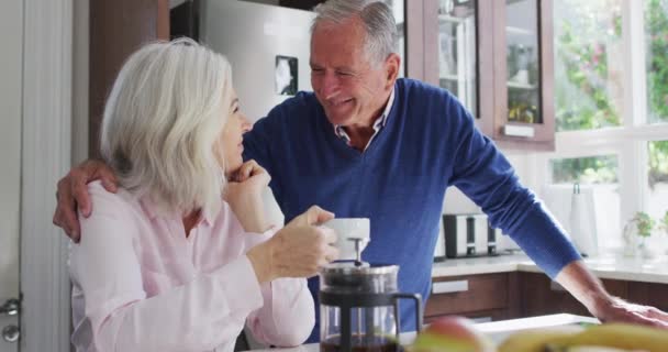 Cuplu Senior Fericit Îmbrățișându Unul Altul Bucătărie Acasă Blocarea Carantinei — Videoclip de stoc