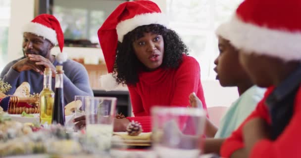 Afro Amerikan Ailesi Öğle Yemeğinden Önce Yemek Masasında Oturuyor Noel — Stok video