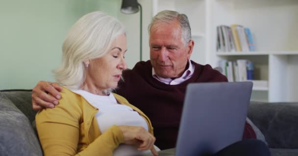 Senior Kaukasisch Paar Met Laptop Samen Glimlachend Pratend Thuis Zittend — Stockvideo