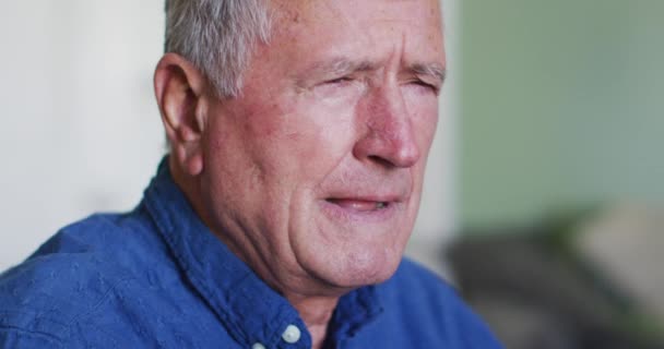 Retrato Hombre Caucásico Mayor Tosiendo Estornudando Brazo Cámara Lenta Higiene — Vídeos de Stock