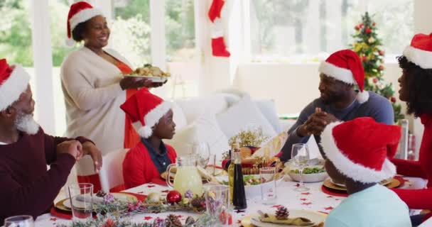Família Afro Americana Usar Chapéus Pai Natal Avó Está Servindo — Vídeo de Stock