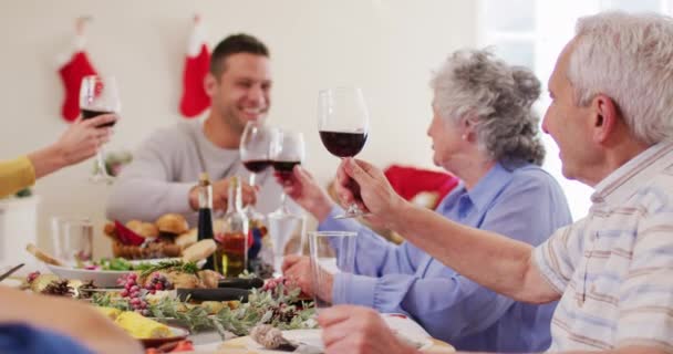 Toasts Famille Caucasienne Assis Sur Table Manger Profiter Déjeuner Ensemble — Video