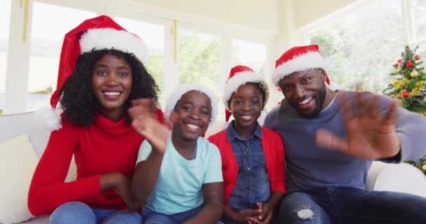 Afro Amerikaanse Familie Glimlachend Zwaaiend Kijkend Naar Camera Het Dragen — Stockvideo