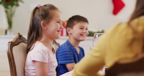 Niño Niña Caucásicos Sonriendo Mientras Están Sentados Mesa Comedor Disfrutando — Vídeo de stock