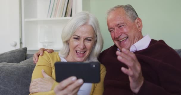 Heureux Couple Caucasien Âgé Faire Appel Vidéo Aide Ordinateur Portable — Video