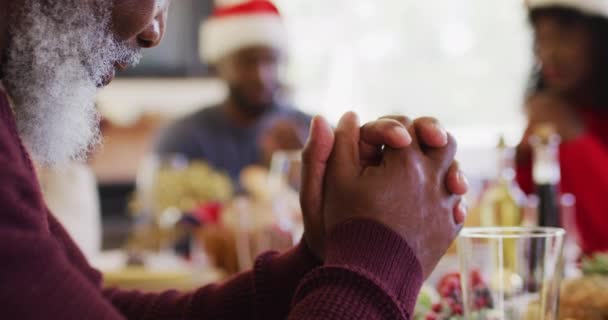 Familia Afroamericana Con Sombreros Santa Claus Tomados Mano Rezando Sentado — Vídeo de stock