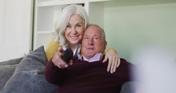 Senior Kaukasisch Paar Omarmen Glimlachen Kijken Thuis Zitten Bank Man — Stockvideo