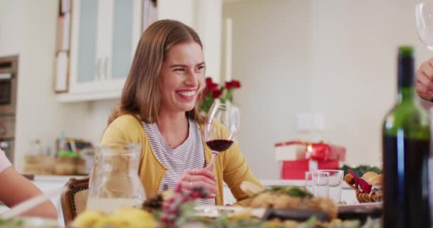 와인을 집에서 크리스마스 점심을 먹으면서 크리스마스 기념행사 — 비디오