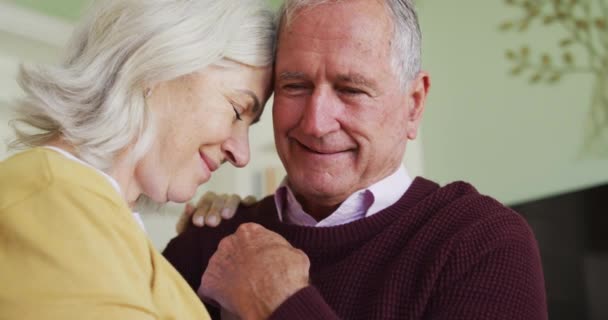 Gelukkig Senior Kaukasisch Paar Omhelzend Langzaam Dansend Samen Glimlachend Woonkamer — Stockvideo