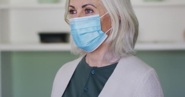 Retrato Una Mujer Caucásica Mayor Con Máscara Facial Tosiendo Estornudando — Vídeo de stock