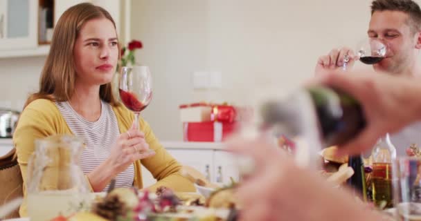 Kafkas Ailesi Yemek Masasında Otururken Şarap Içiyor Noel Evde Birlikte — Stok video