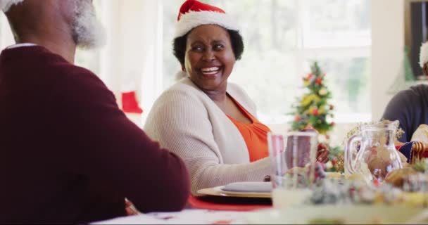 Afroamerikanerin Mit Weihnachtsmütze Gespräch Und Lächelnd Sie Sitzen Einem Esstisch — Stockvideo