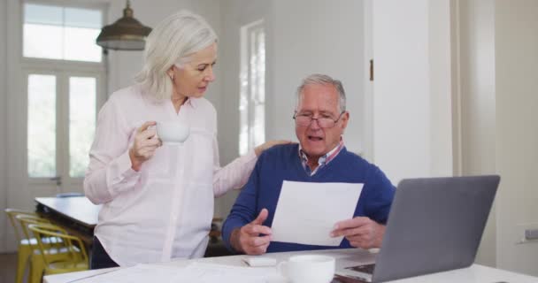 Senior Par Med Kaffekopp Med Hjälp Laptop Och Kontrollera Ekonomin — Stockvideo