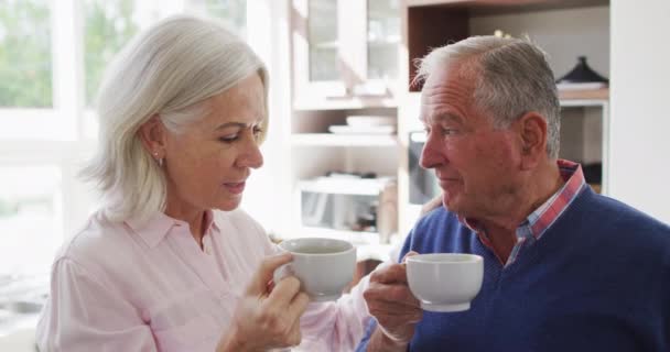 Siste Par Som Drikker Kaffe Sammen Kjøkkenet Hjemme Sosial Distanse – stockvideo