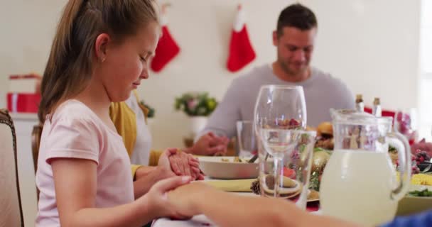 Kaukasiska Familjen Äter Julmiddag Sitter Matbordet Med Händerna Och Ber — Stockvideo