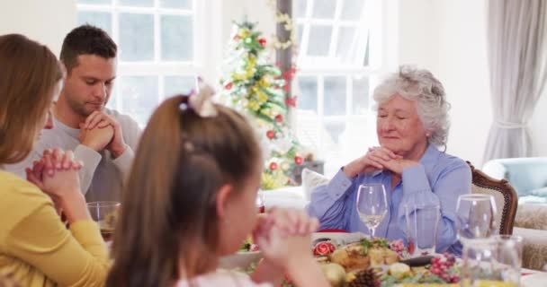 白种人一家人在午餐前一起坐在餐桌前祈祷 圣诞节在家里 圣诞节庆祝活动的传统 — 图库视频影像