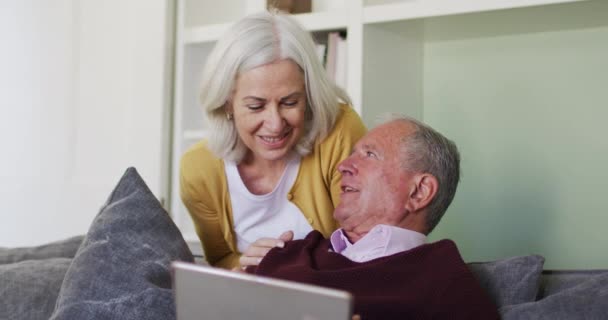 Cuplu Caucazian Senior Folosind Computerul Laptop Împreună Zâmbind Vorbind Acasă — Videoclip de stoc