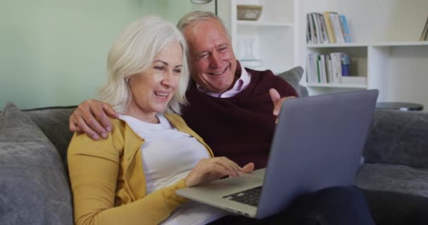 Boldog Idős Kaukázusi Pár Videohívást Kezdeményez Laptoppal Integet Mosolyog Otthon — Stock videók