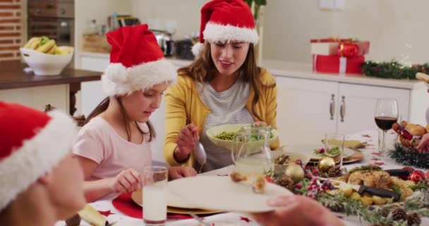 Beyaz Kadın Kızına Yemek Servisi Yapıyor Noel Baba Şapkası Takıp — Stok video