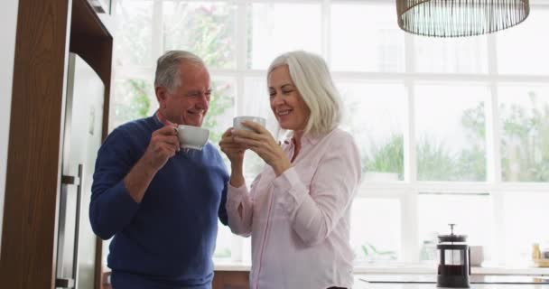 Oudere Stel Drinken Samen Koffie Keuken Thuis Sociale Afstandsafstand Quarantaine — Stockvideo