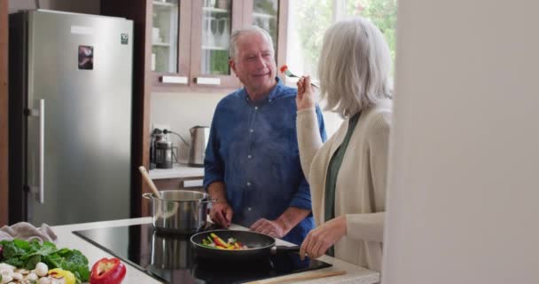 Oudere Blanke Echtpaar Thuis Keuken Man Gieten Olie Terwijl Zijn — Stockvideo
